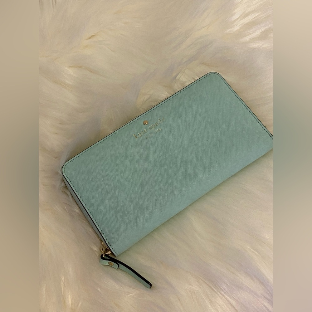 💯% Authentic Kate spade Tiffany color lighter zip closure wallet (LARGE )